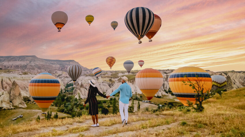 couple looking at hot air balloon